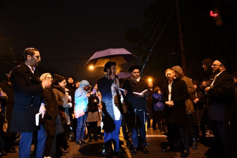 Ihmisiä kokoontui illalla hyökkäyksen kohteeksi joutuneen synagogan liepeille. LEHTIKUVA / AFP