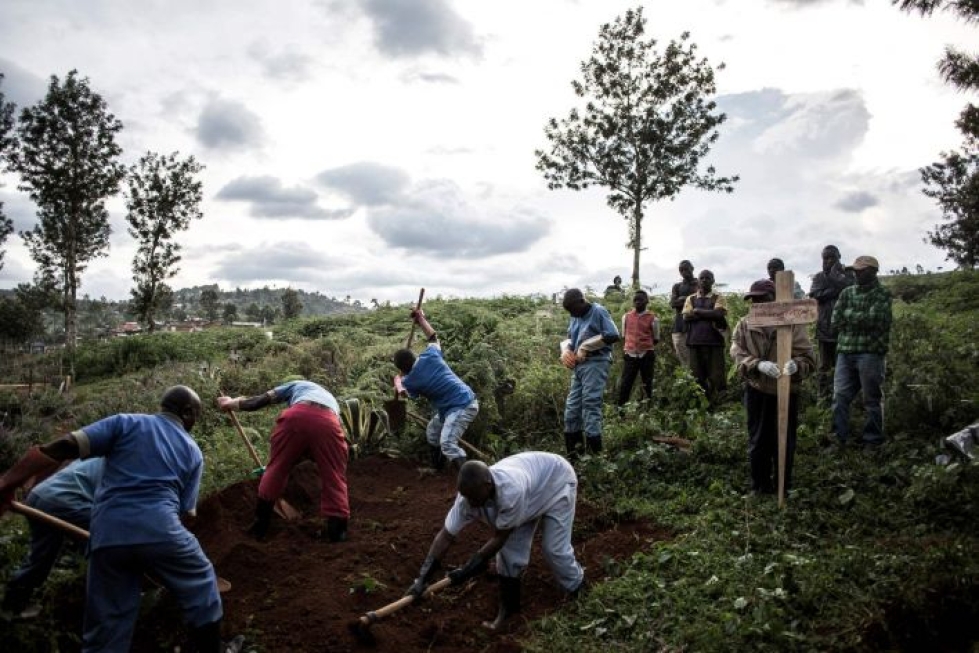 Ebolavirukseen kuolleita haudattiin toukokuussa Kongon Butembossa. LEHTIKUVA / AFP