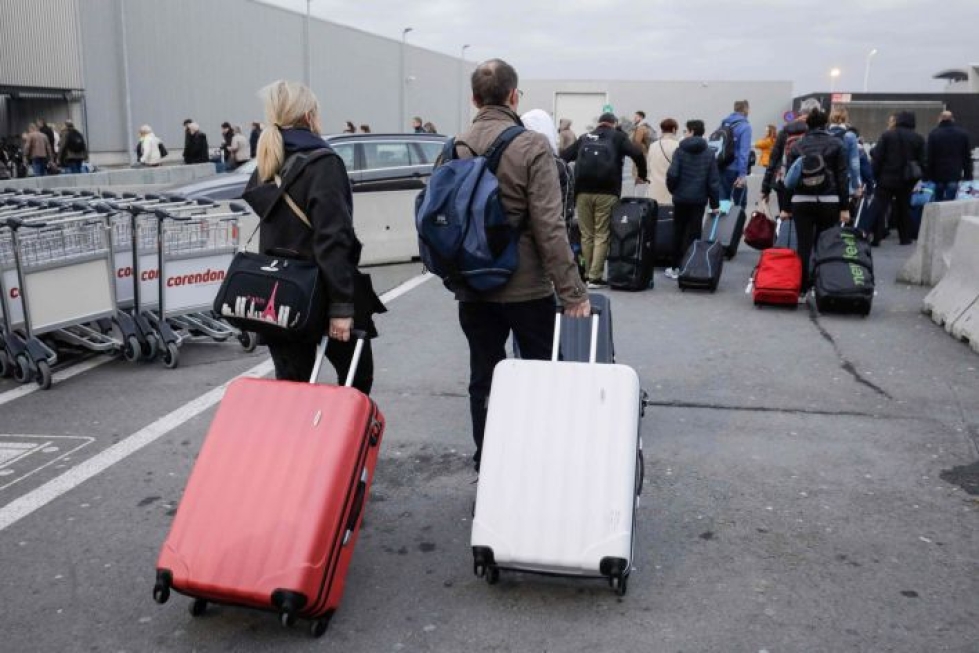 Matkustajat lähtivät lentokentältä Brysselissä. LEHTIKUVA/AFP