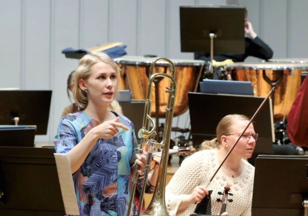25-vuotias Roosa Lampela soittaa torstaina ensimmäisen kerran kokonaisen konserton orkesterin solistina.