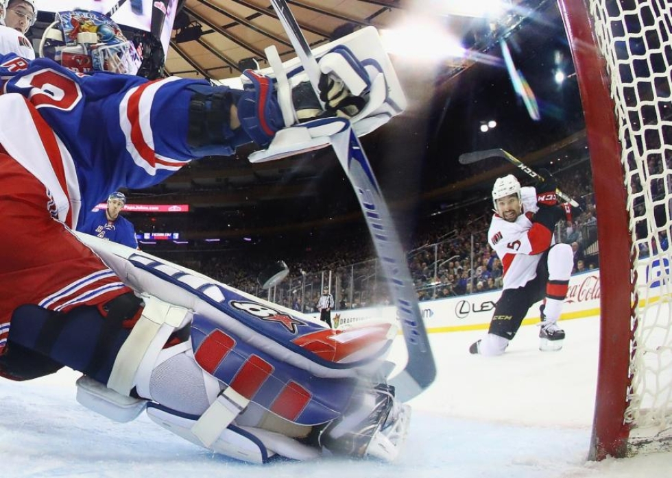 New York Rangersin Antti Raanta torjui 36 kertaa, kun vastassa oli Ottawa. LEHTIKUVA/AFP