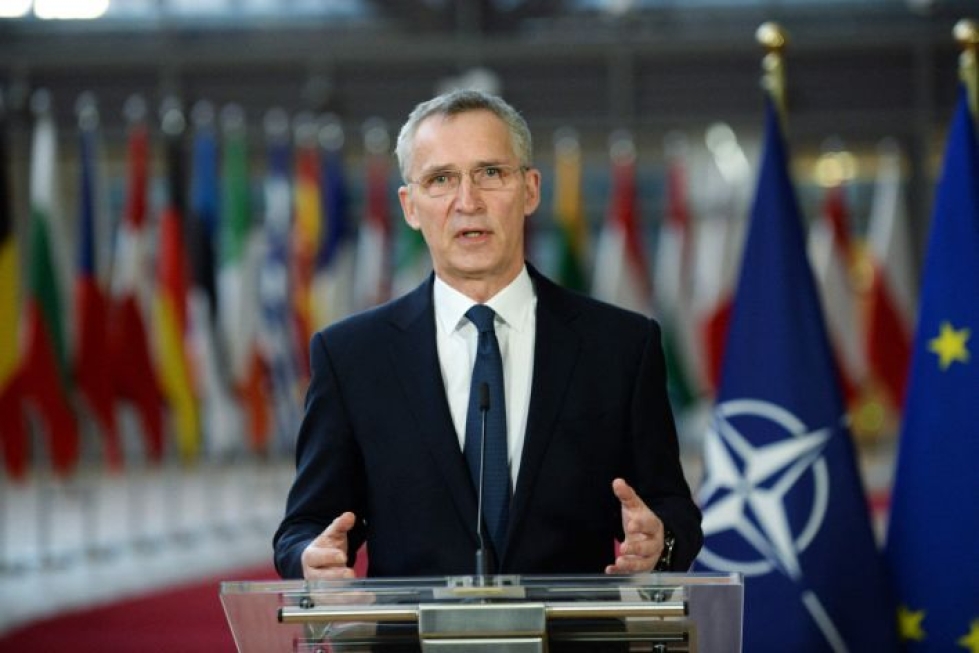 Naton pääsihteeri Jens Stoltenberg osallistui huippukokouksen alkuun ja keskusteli johtajien kanssa EU:n ja Naton yhteistyöstä. LEHTIKUVA / AFP