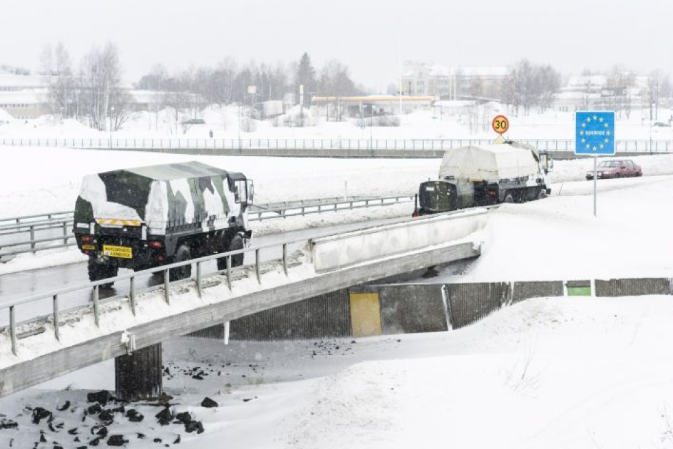 Northern Wind 2019 -harjoitukseen matkalla olevat joukot ylittivät Suomen ja Ruotsin rajan Torniossa lauantaina. LEHTIKUVA / JYRKI NIKKILÄ
