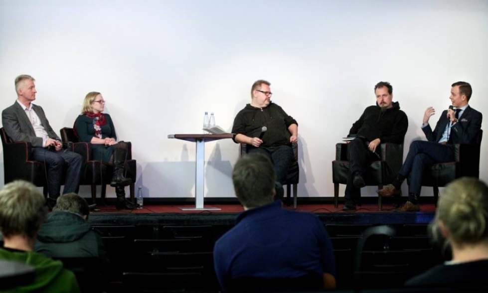 Janne Riiheläinen (keskellä) veti keskustelua turvallisuuspolitiikasta. Kuvassa vasemmalta Juha Mäkinen, Anne Mäki-Rahkola, Ville Elonheimo ja Patrik Gayer.