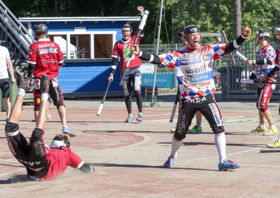Juho Vänskä ja Konsta Piironen riemuitsivat nousua Ykköspesikseen loppukesän ratkaisuottelussa.