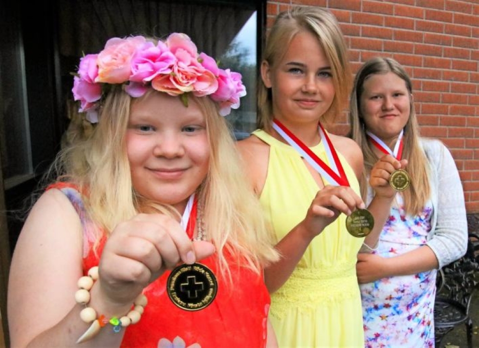 Essi Farin (edessä), Henna Anttonen ja Helmi Haaranen ovat ikäistensä suomenmestareita ensiaputaidoissa. He ovat olleet SPR:n kerhotoiminnassa mukana pienestä lähtien.