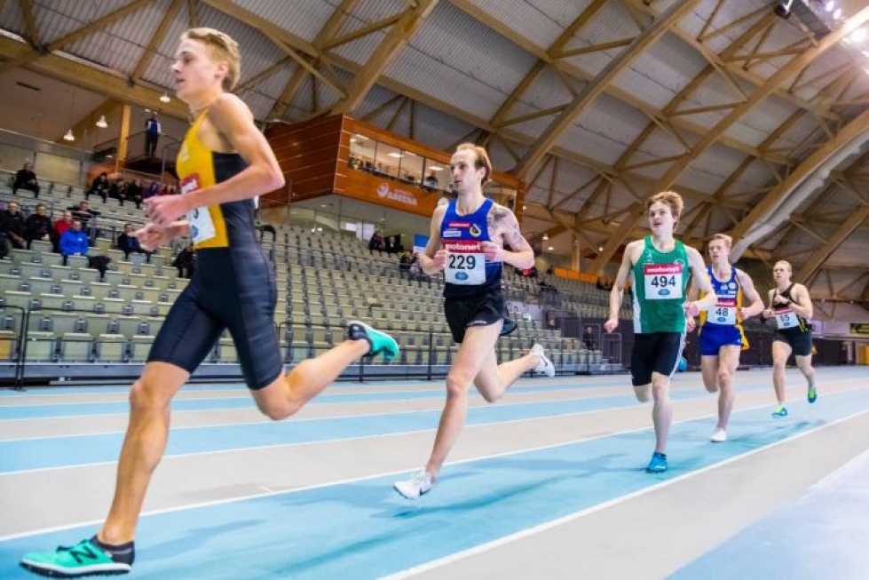 Kuva SM-hallikisojen 3000 metrin juoksusta, jonka voitti Katajan Jiri Karjalainen (229).