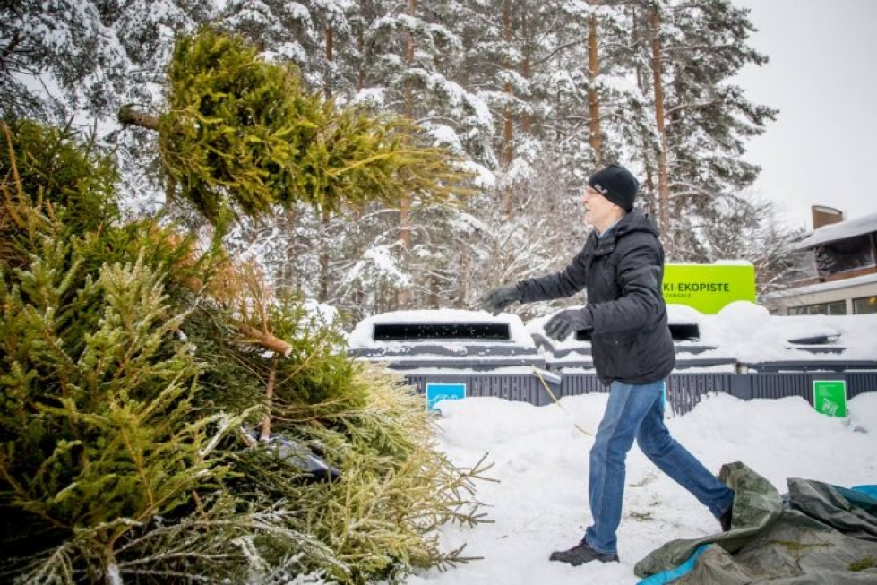 Joensuulaisen Seppo Mäkisen joulukuusi lensi komeassa kaaressa läjän päälle.