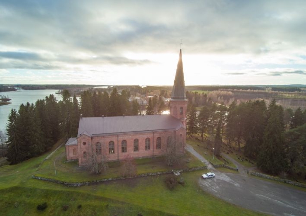 Liperin kirkko marraskuun 2017 valossa.