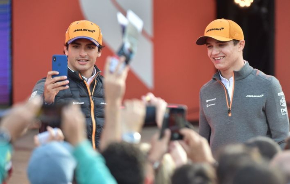 McLarenin kuljettajakaksikko Carlos Sainz Jr (vas.) ja  Lando Norris suostui palkkaleikkauksiin yhteisen edun nimissä. LEHTIKUVA AFP