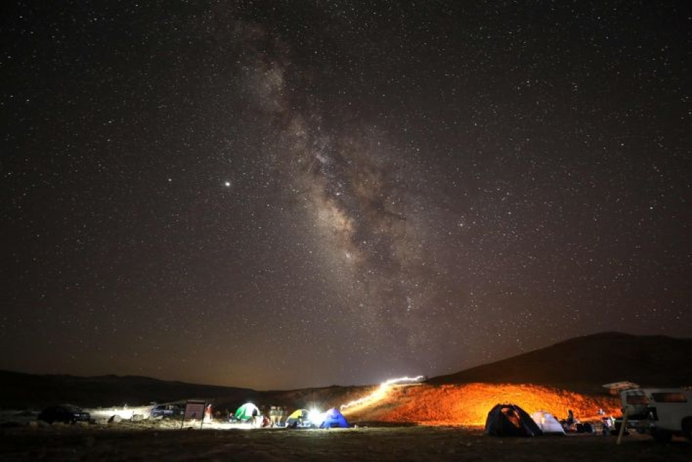 Perseidit kuuluu vuoden kolmen suurimman meteoriparven joukkoon. Kuvan meteoriparvi on ikuistettu Negevin autiomaassa Israelissa 11. elokuuta 2020. Lehtikuva/AFP