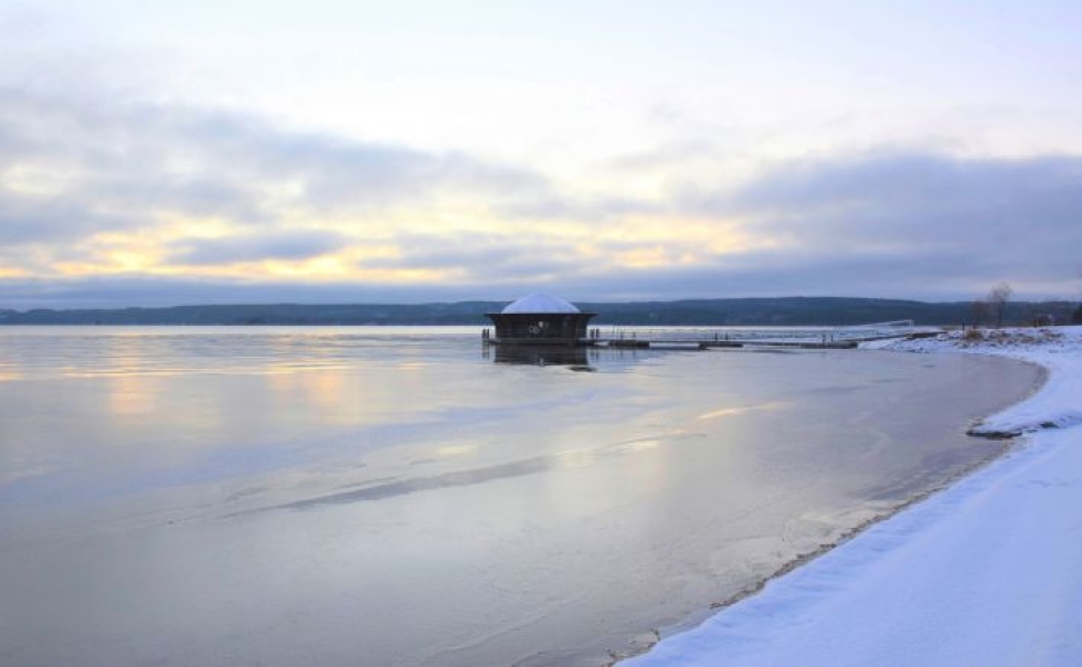 Lukijan kuva marraskuun lopulta Nurmekselta Pielisen rannalta. Kuva: Leena Rissanen