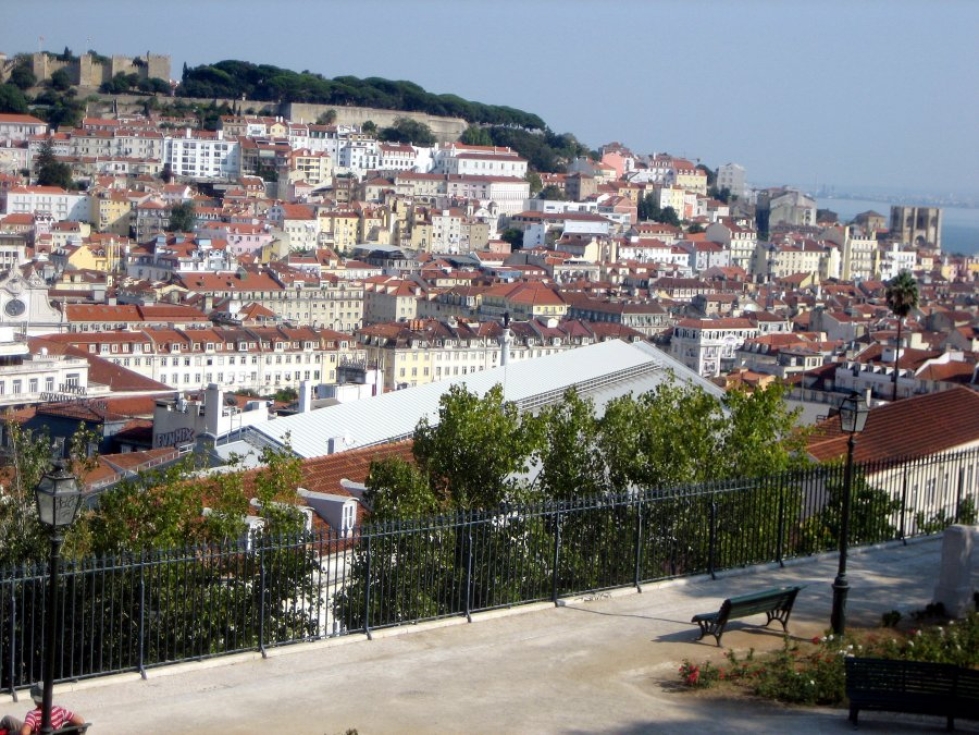 Lissabonin keskustaa yläkaupungin kukkulalta katsottuna.