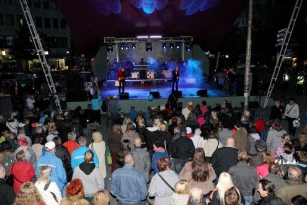 Soul Train täytti torin. Yhtyeen solisti Taru Ratilainen saapui lavalle vasta ensimmäisen kappaleen jälkeen.
