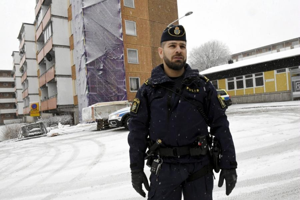 Tukholmalaispoliisi Hanif Azizi partioi Husbyn lähiössä Tukholmassa 10. joulukuuta. LEHTIKUVA / JUSSI NUKARI