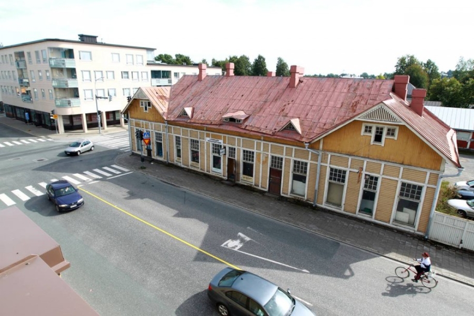 Suojelupäätöksen saaneet puutalot Joensuun Torikadulla rumentavat kaupunkikuvaa. Ne pitäisi korjata kiireellisesti.