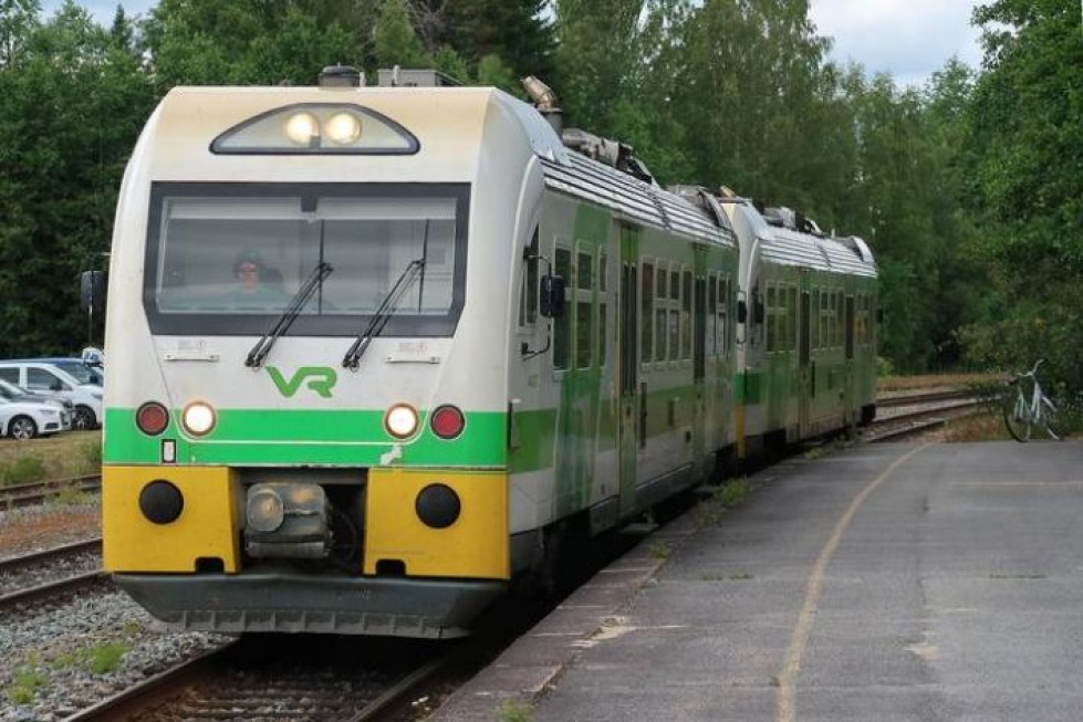 Kiskobussi Keuruun asemalla heinäkuussa 2019. Kiskobussi Tampereelta Jyväskylään kulkee muun muassa Keuruun kautta.