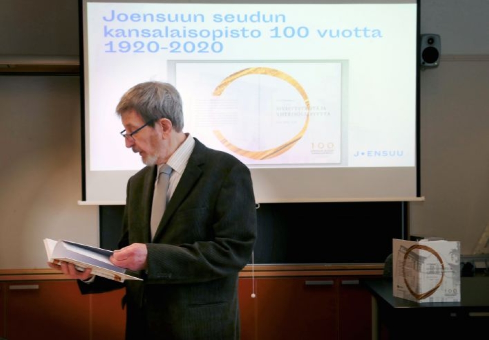 Vesa Tuominen sai tehtäväkseen kansalaisopiston historiikin kirjoittamisen.