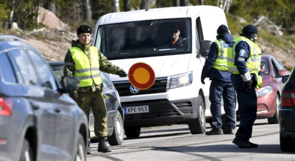 Poliisi ja varusmiehet valvoivat liikkumisrajoitusten noudattamista Pyhtäällä valtatiellä 7 lauantaina.