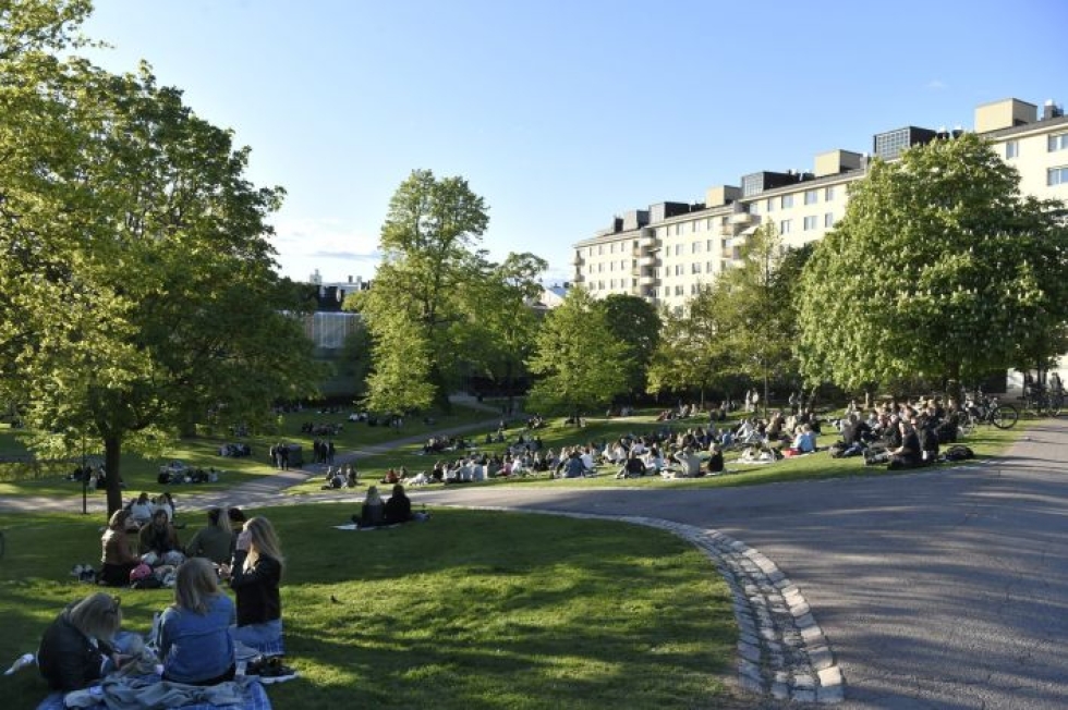 Lukuvuoden päättymisen juhlintaa Sinebrychoffin puistossa Helsingissä perjantai-iltana. LEHTIKUVA / ANTTI AIMO-KOIVISTO