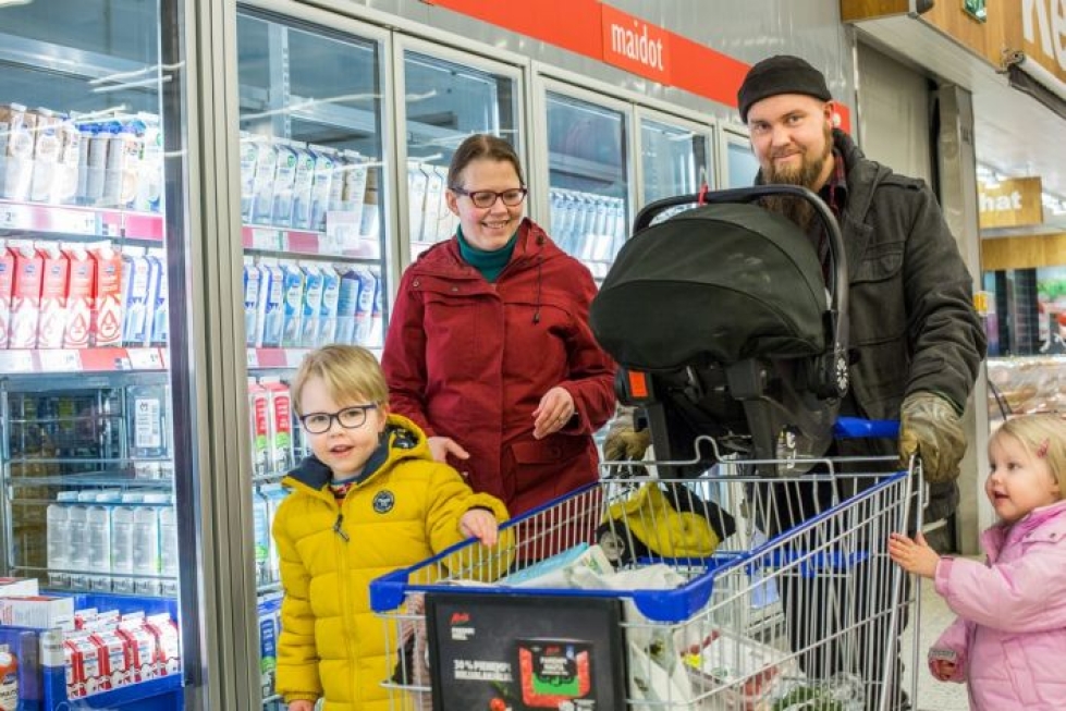 Noora ja Juha Kontturi sekä Konsta, Selja ja Uula ostavat luomumaitoa.