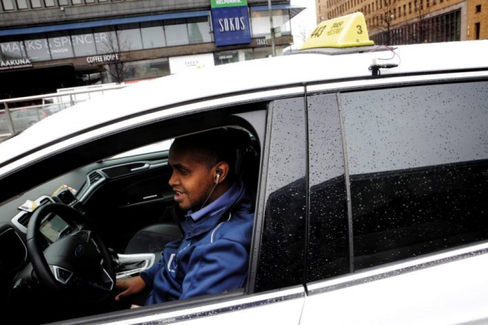 Helsingissä taksia vuodesta 2013 ajanut Iidle Omar kehuu taksiuudistusta, koska se helpottaa oman taksin hankkimista, mitä hän nyt suunnittelee.
