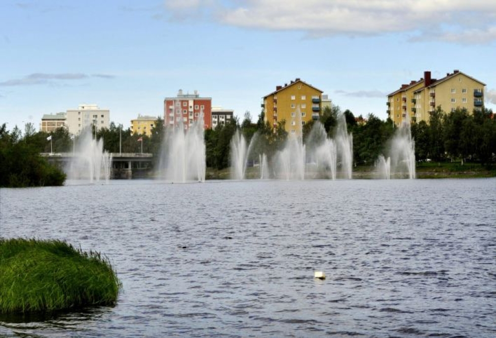Arvion mukaan vuosina 2019–2023 houkuttelevimpia kaupunkeja asuntosijoittajille ovat Rovaniemi, Kuopio ja Oulu. Kuvassa Tuiranrannan kerrostaloja ja Hupisaarten suihkulähteet Oulussa. LEHTIKUVA / TIMO JAAKONAHO