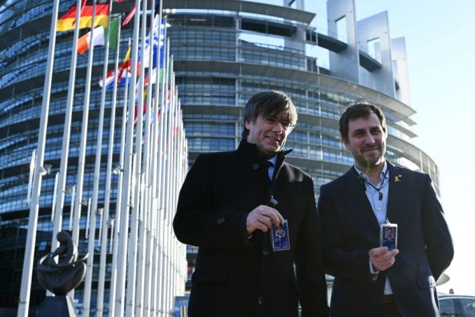 Carles Puigdemont (vasemmalla) rohkeni matkustaa Belgiasta Ranskan Strasbourgiin parlamentin istuntoon. Oikealla Toni Comin. LEHTIKUVA/AFP