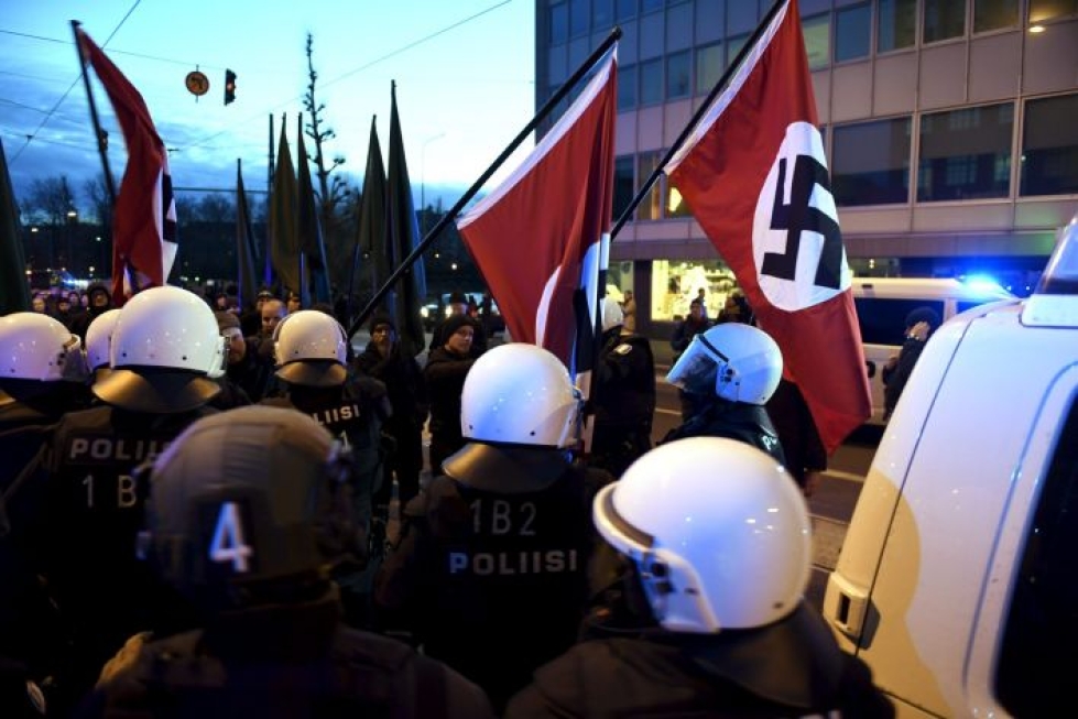 Poliisi otti kiinni neljä mielenosoittajaa ja takavarikoi hakaristiliput. LEHTIKUVA / Martti Kainulainen