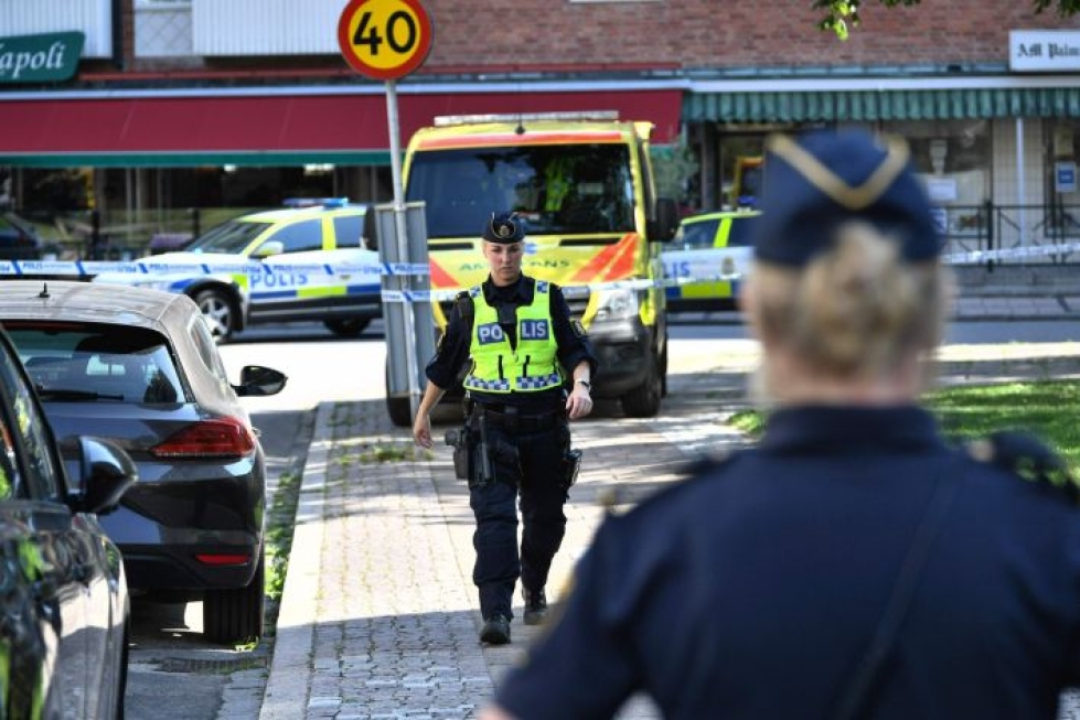 Poliiseja kadulla Ruotsin Malmössä, jossa vauvaa kantanutta naista ammuttiin useita kertoja. LEHTIKUVA / AFP