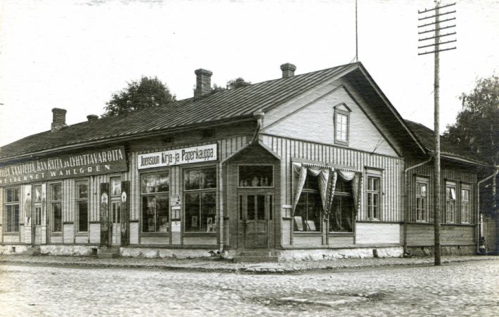 Petter Mikonsaari osti talon ja tontin Kauppa- ja Koskikadun kulmasta vuonna 1851.