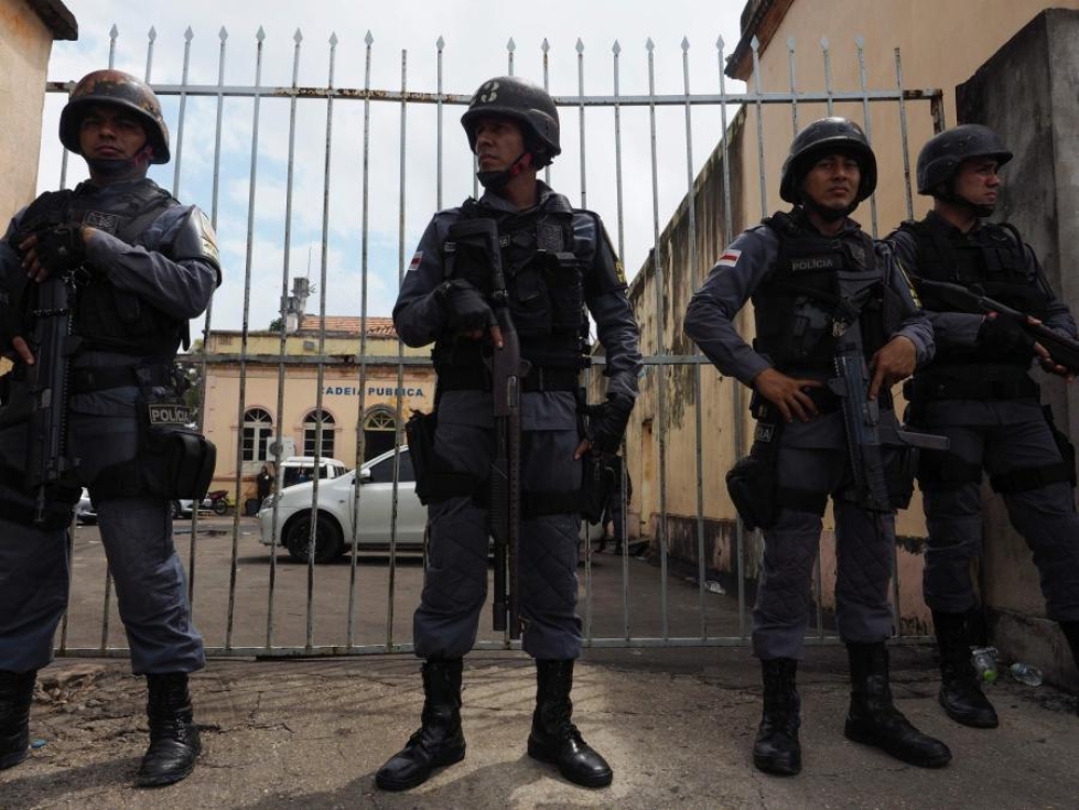 Poliiseja vartiossa Brasilian Manausissa sunnuntaina. LEHTIKUVA/AFP
