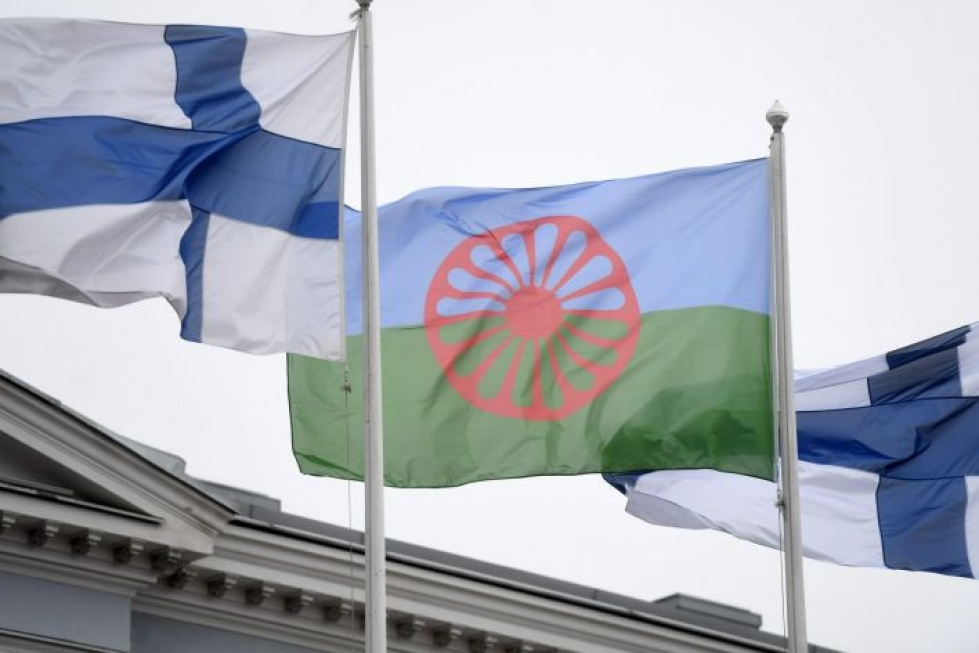 Romanien ja Suomen liput liehuivat Helsingissä viime huhtikuussa. LEHTIKUVA / Vesa Moilanen