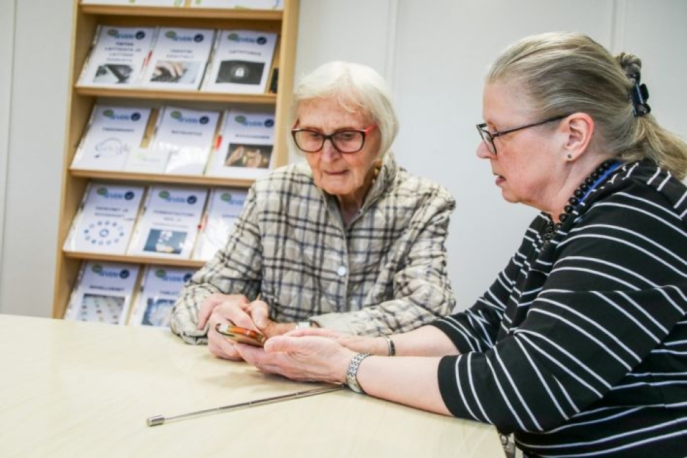 Joensuulainen Eeva Lampio, 82 (vas), ei ole vielä omistanut älypuhelinta kovinkaan pitkään, ja silloin tällöin sen kanssa tulee eteen ongelma. Joen Severin vertaisohjaaja Aune Pelkonen opastaa. Välillä hän joutuu itsekin kysymään neuvoa muilta ohjaajilta, ja se tuntuu ohjattavista kuulemma aina lohdulliselta.