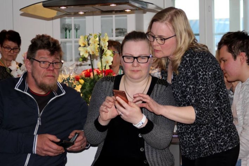 Hanna Huttunen tarkkaili ääntenlaskennan etenemistä Ari Laukkasen ja Hanni-Mari Laukkasen kanssa.