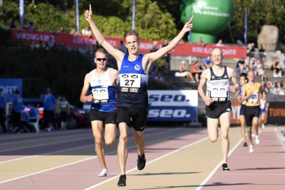 Konsta Hämäläinen juhli viikko sitten Kalevan kisojen 5 000 metrin voittoa. Lauantaina hän sai tyytyä neljänteen sijaan nuorten SM-kisojen 800 metrillä.