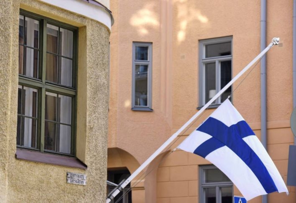 Entisen tasavallan presidentin Mauno Koiviston muistoksi suruliputettiin hänen kotikadullaan Helsingissä.