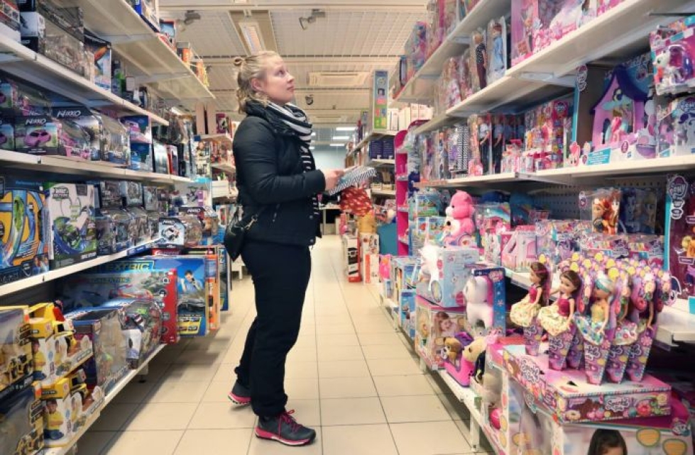 Joensuulainen Sonja Vänskä, 34, oli jouluostoksilla keskiviikkona. Hän oli löytänyt kaiken, mitä etsikin. - Lapsilla oli selvät toiveet.