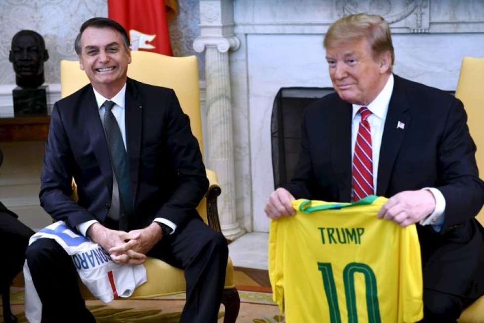 Yhdysvaltain ja Brasilian presidentit vaihtoivat pelipaitoja tapaamisessaan Valkoisessa talossa. LEHTIKUVA / AFP
