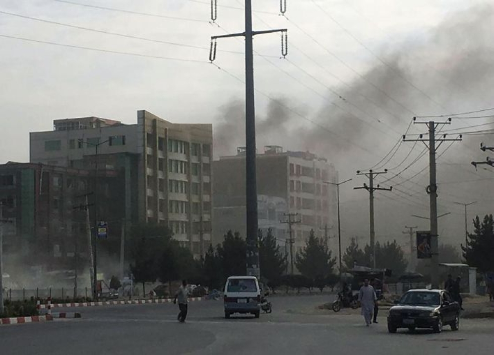 Savu nousi Kabulissa sunnuntaina iskun jälkeen. Lehtikuva / AFP