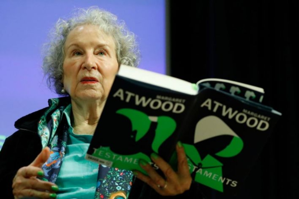 Margaret Atwood sai innoitusta Orjattaresi-romaaniin 1980-luvun dystopioista, kuten George Orwellin Vuonna 1984 ja Ray Bradburyn Fahrenheit 451. Atwoodia kiinnosti kirjoittaa dystopia naisen näkökulmasta. Uusi romaani Testamentit ilmestyi viime viikolla.