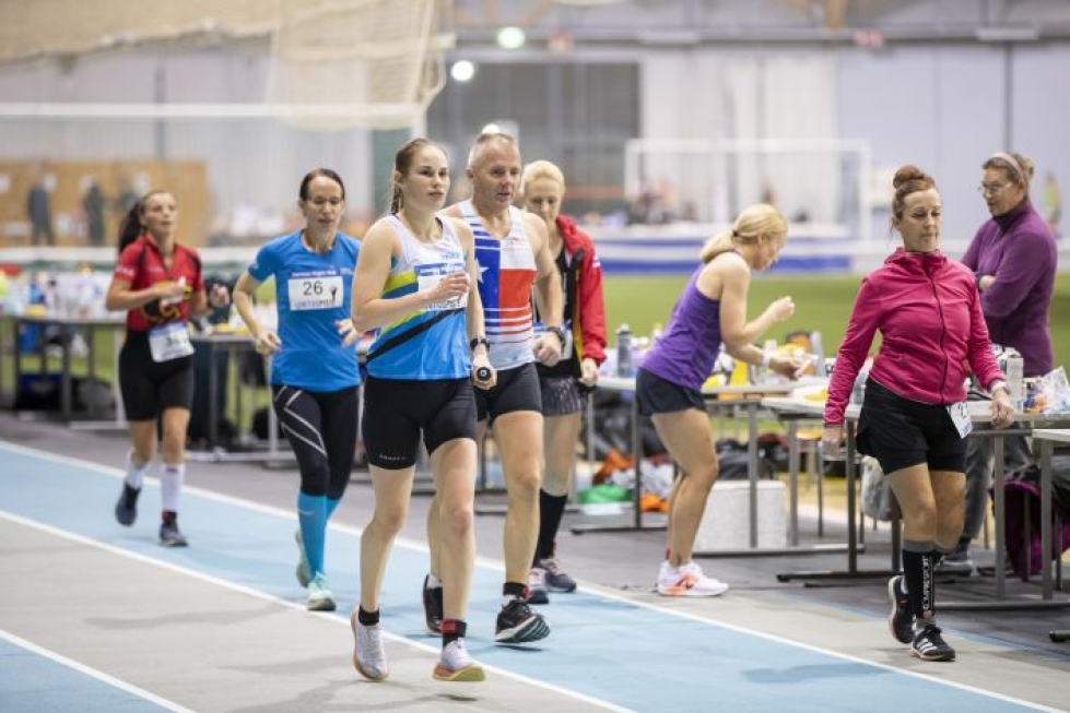 Satu Lipiäinen ohitteli muita juoksijoita Joensuun areenan 325 metrin juoksuradalla, jonka hän kiersi yön aikana peräti 417 kertaa.