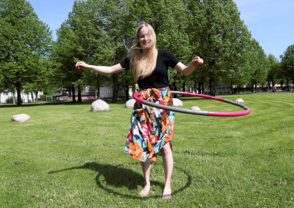 Silja Saari testasi hulaamista. Hän on pyörittänyt hulavannetta viimeksi lapsena.