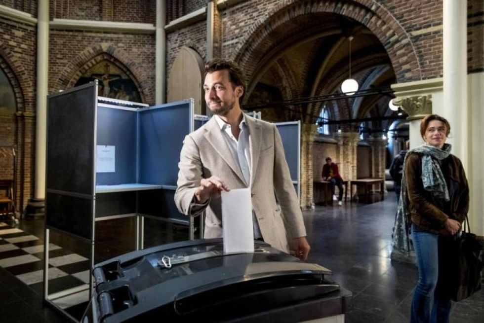 Populistijohtaja Thierry Baudet äänesti torstaina Posthoornkerkin kirkossa Amsterdamissa.
