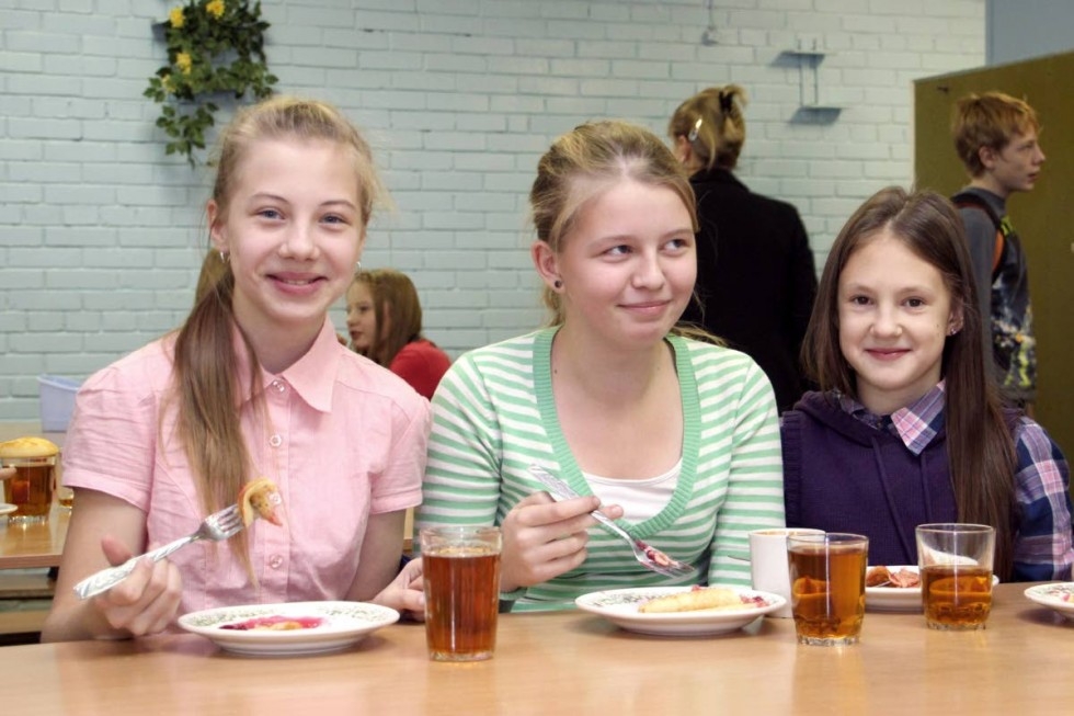 Petroskoilaiset viidesluokkalaiset Anna Posmatshajeva, Nastja Ljutina ja Darina Guk söivät vain kevyen lounaan.