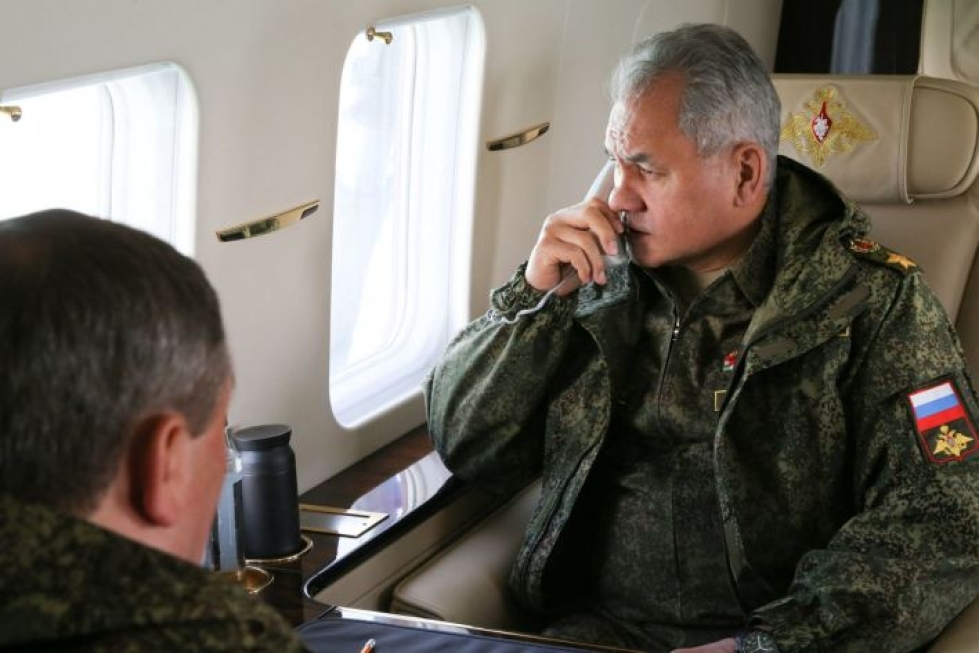 Puolustusministeri Sergei Shoigu sanoi eilen, että joukot saadaan vedettyä pois viikossa. LEHTIKUVA/AFP