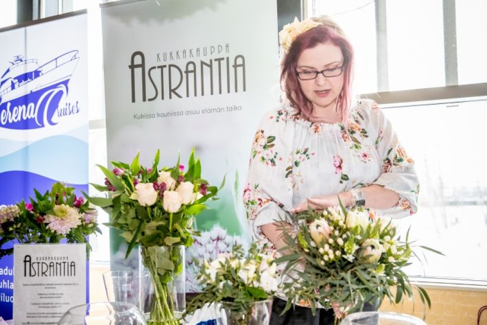 Hääkimput ovat nyt ilmavia, kertoo kukkakauppa Astrantian yrittäjä Satu Tuovinen. Kimppuihin lisätään paljon erilaisia kukkia, ja yksi on ylitse muiden: eukalyptus.