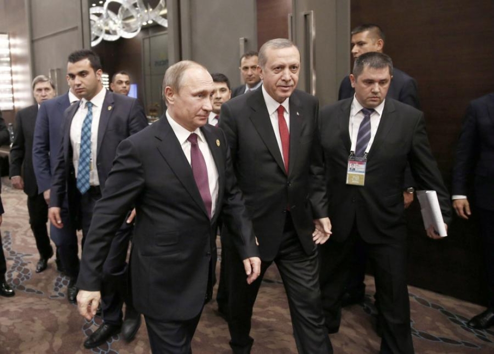 Venäjän presidentti Vladimir Putin ja Turkin presidentti Recep Tayyip Erdogan lämmittelivät tänään puhelimitse maidensa välejä. Ne viilenivät, kun Turkki pudotti venäläisen sotilaskoneen viime marraskuussa lähellä Syyrian rajaa. LEHTIKUVA/AFP