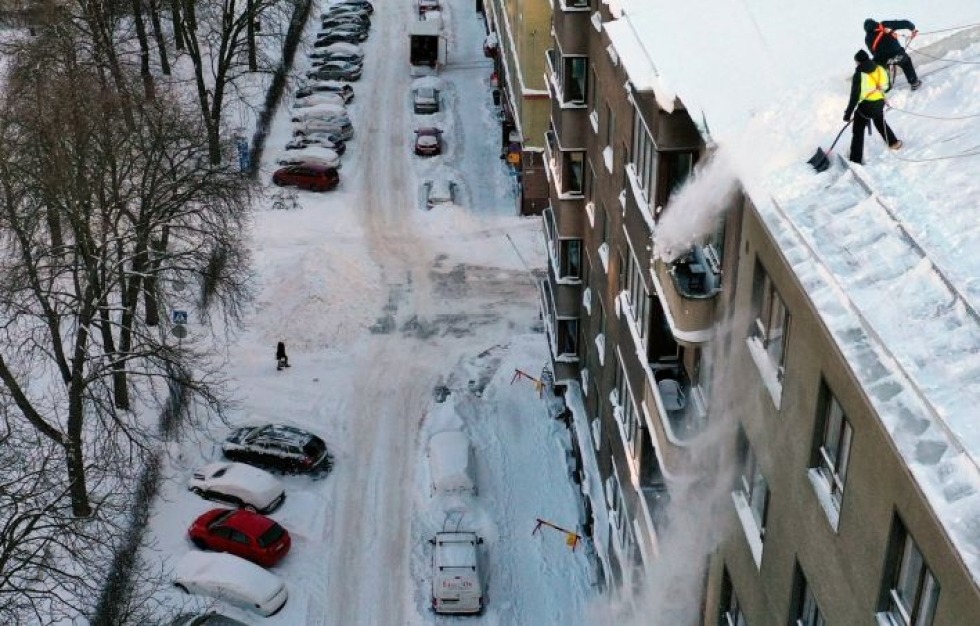 Lunta on tullut runsaasti muun muassa Helsingissä.
LEHTIKUVA / JUSSI NUKARI