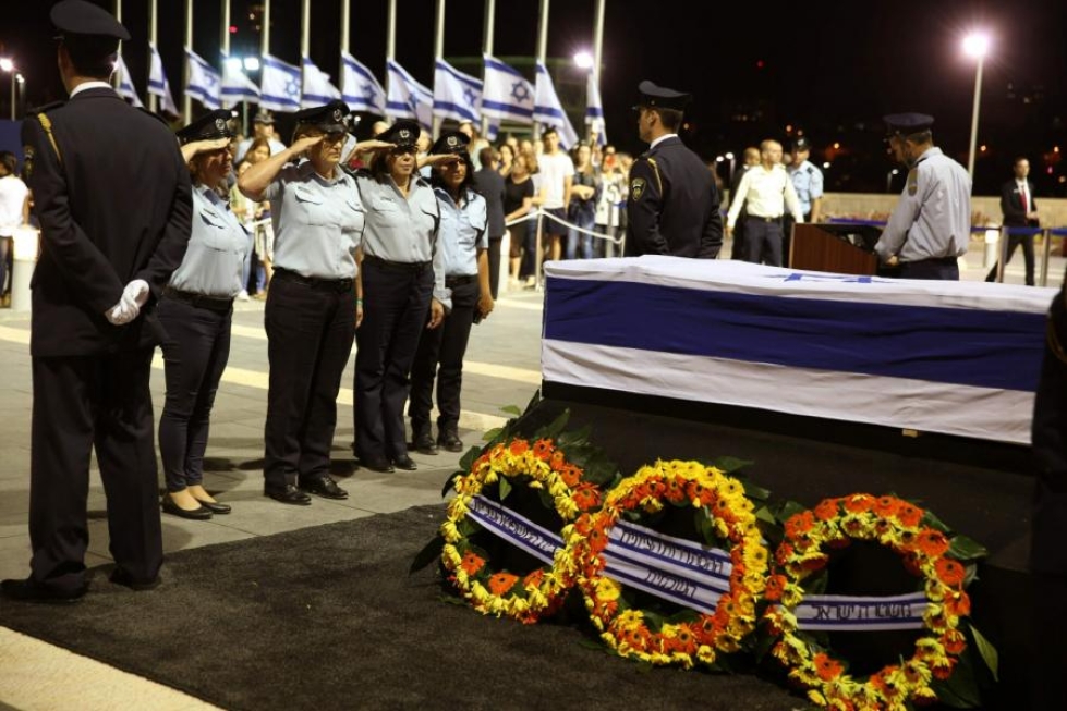Israelin poliisit tekevät kunniaa maan entisen presidentin Shimon Peresin arkun edessä. LEHTIKUVA/AFP